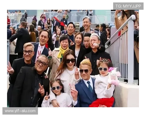 足球明星同框帅气瞬间大集合展现球场魅力与友谊的完美时刻