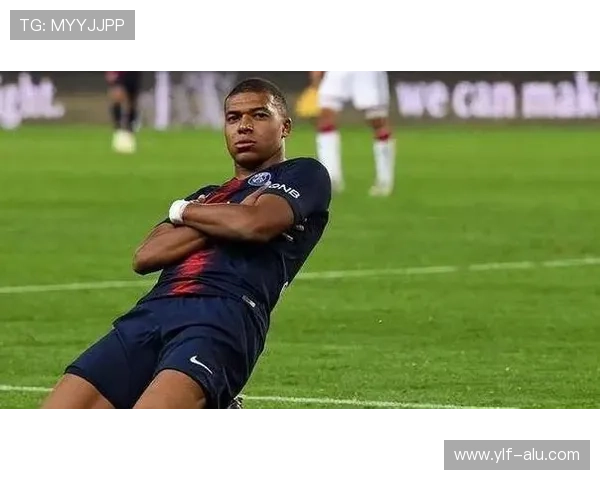 足球明星双手抱胸展现自信风采的精彩瞬间图片分享 足球明星双手抱胸展现自信风采的精彩瞬间图片分享