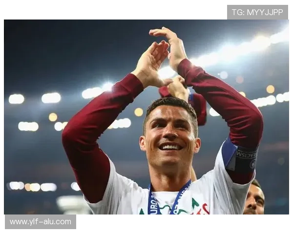 抽取足球巨星C罗的精彩瞬间与传奇故事,感受他的足球魅力与不屈精神 抽取足球巨星C罗的精彩瞬间与传奇故事,感受他的足球魅力与不屈精神